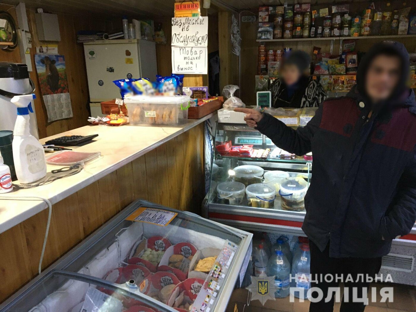 Отвлёк продавщицу и украл телефон: в Одесском районе задержали 27-летнего парня, - ФОТО , фото-1