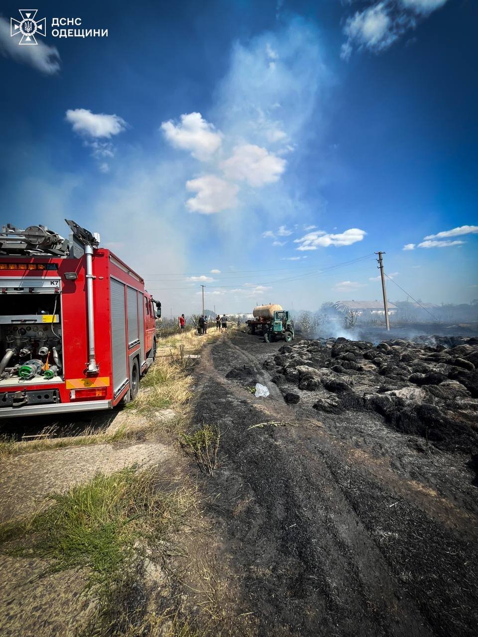 Полум’я підкралося до будівель: на Одещині пожежа пошкодила три споруди