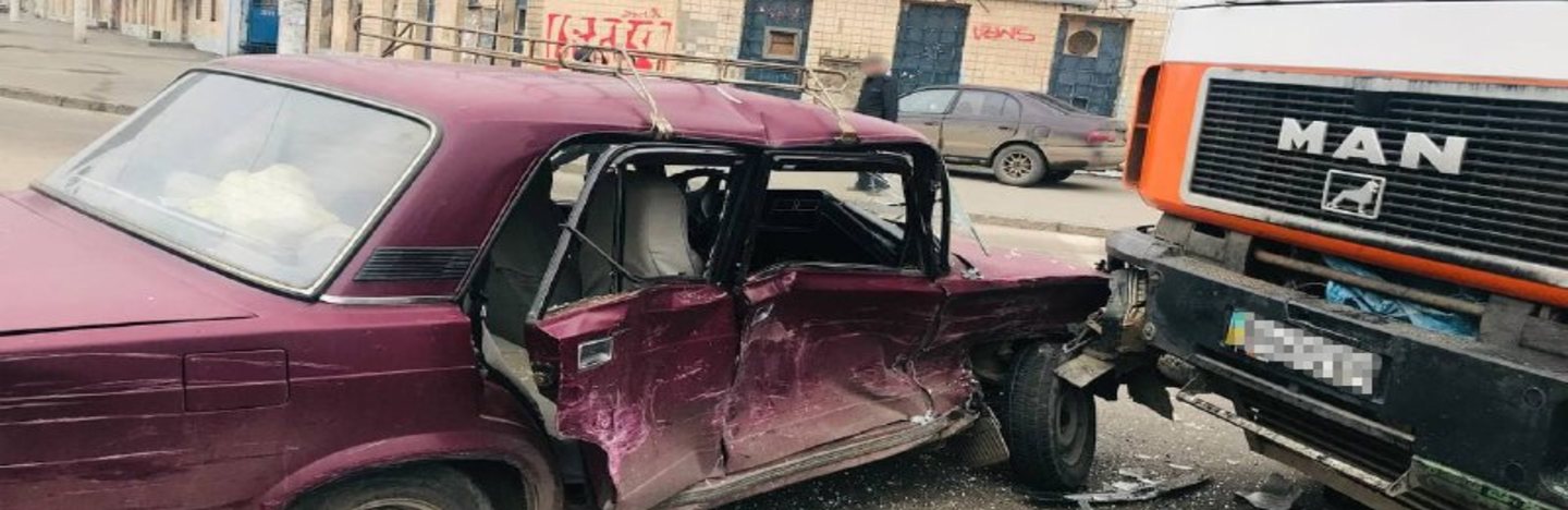 Есть пострадавшие: в Одессе джип, седан и грузовик не поделили дорогу, - ФОТО