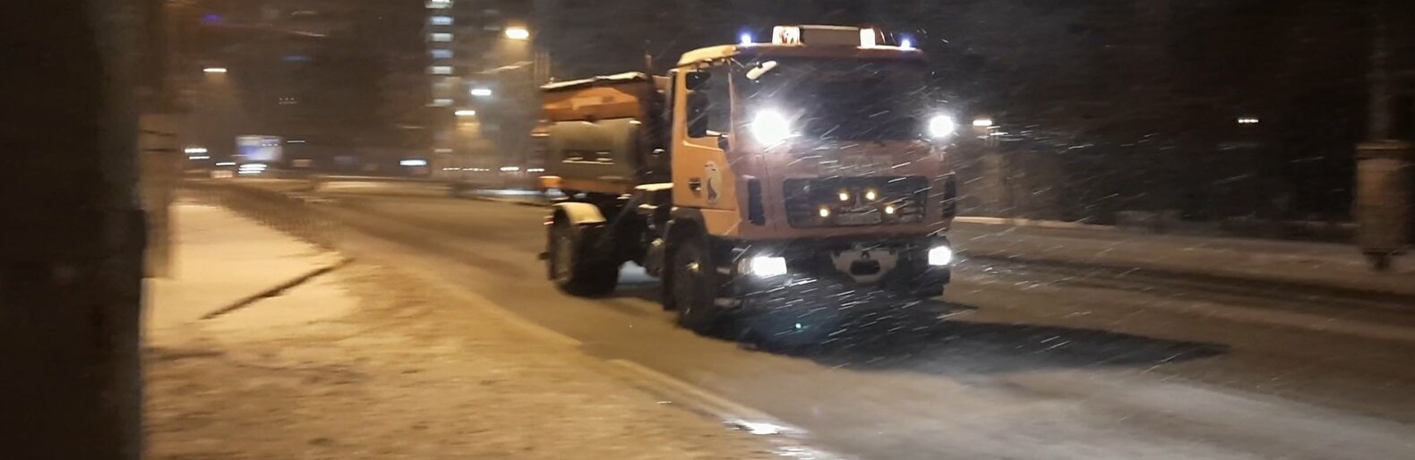 Утро в Одессе: коммунальщики, дрифтеры и снег, - ВИДЕО 