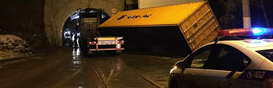 Не рассчитал габариты: в Одессе фура застряла под мостом, - ФОТО