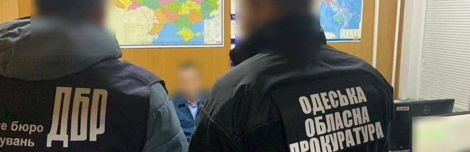 Двоих госслужащих из Одессы поймали на взятке, - ФОТО