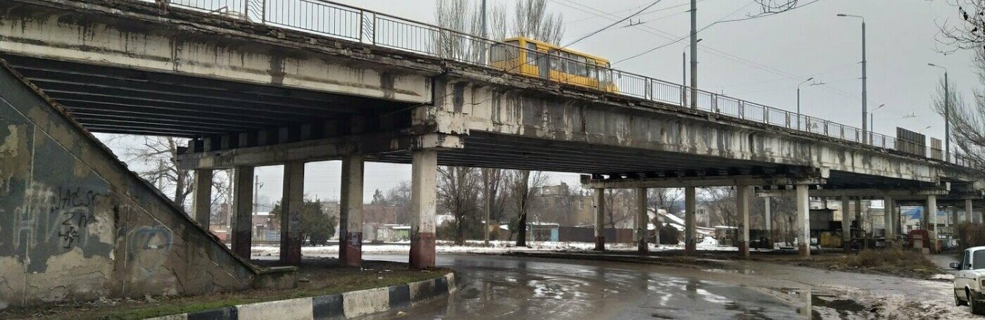 Ни один грузовик не проедет: в Одессе на Ивановском мосту водитель пытался дать взятку копам