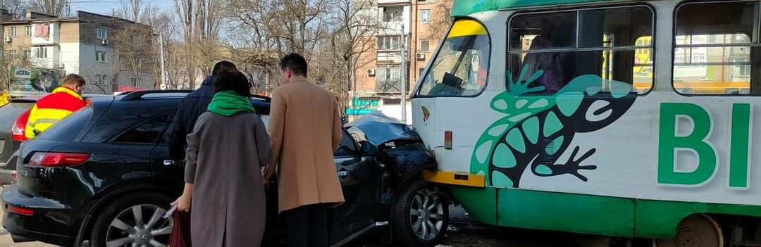 В Одессе столкнулись трамвай и 