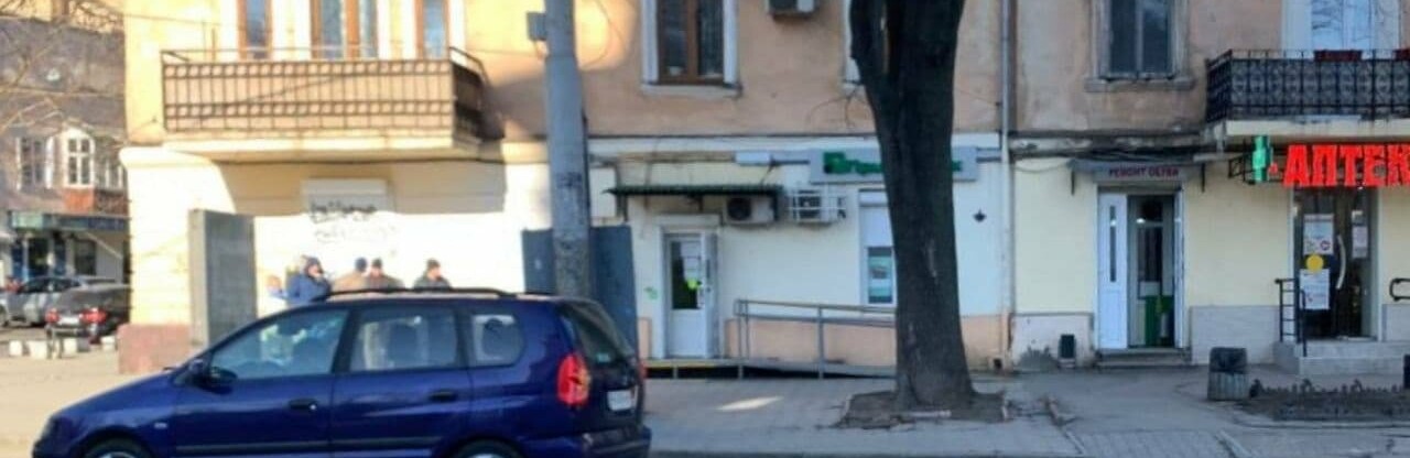 В центре Одессы автомобиль сбил девушку прямо на зебре, - ФОТО