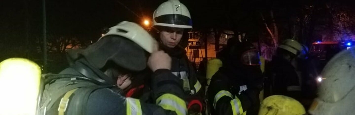 Эвакуировали 20 человек: в Одессе пожарные ночью боролись с огнём, - ФОТО