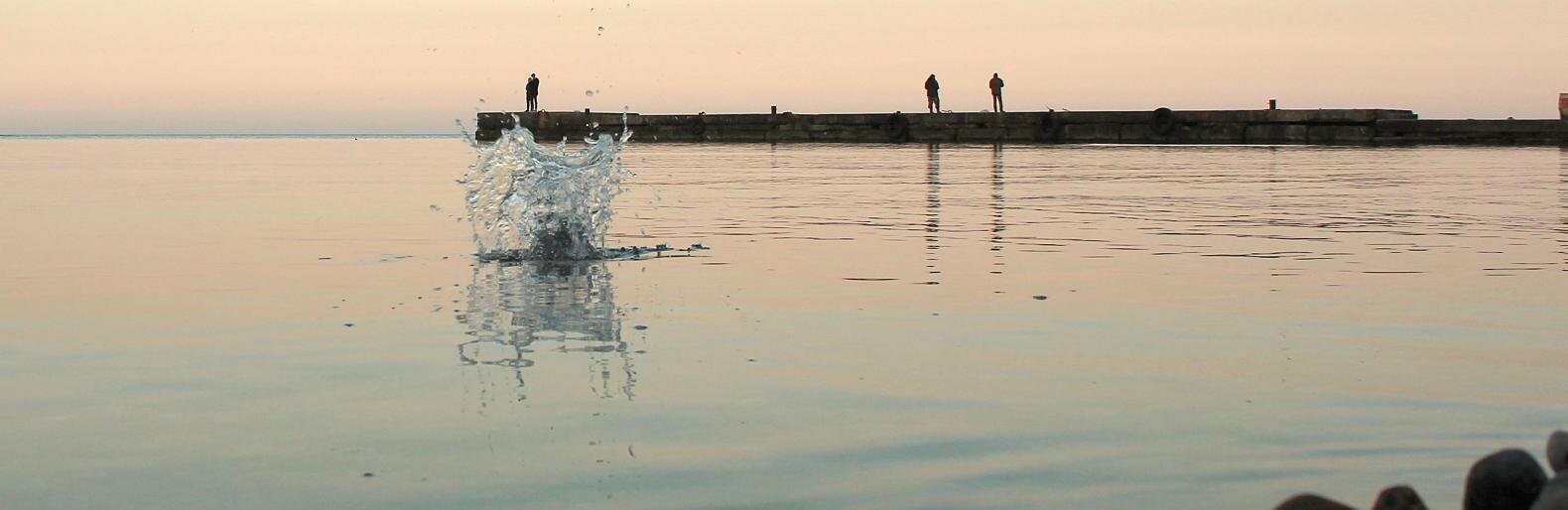 Апрель, Одесса, пляж: закат раскрасил море лазурными красками,- ФОТОПЯТНИЦА