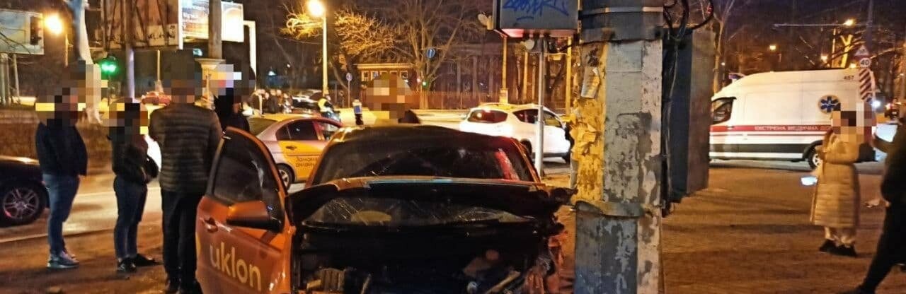 В Одессе произошло ДТП с участием такси: троих человек госпитализировали, - ФОТО