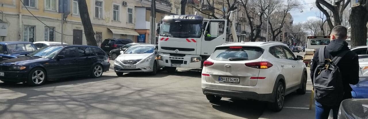 В центре Одессы автопогрузчик въехал в легковушку,- ФОТО