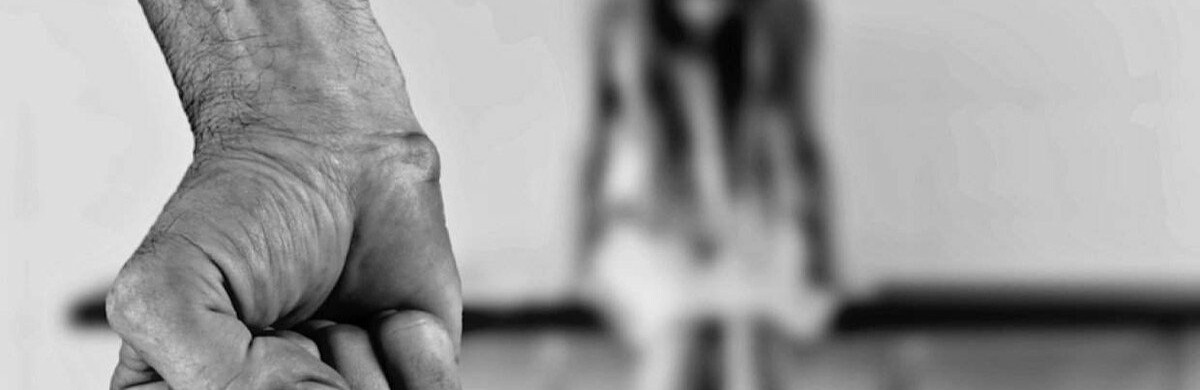 Била дочку горячей сковородкой: в Одессе начали уголовное производство