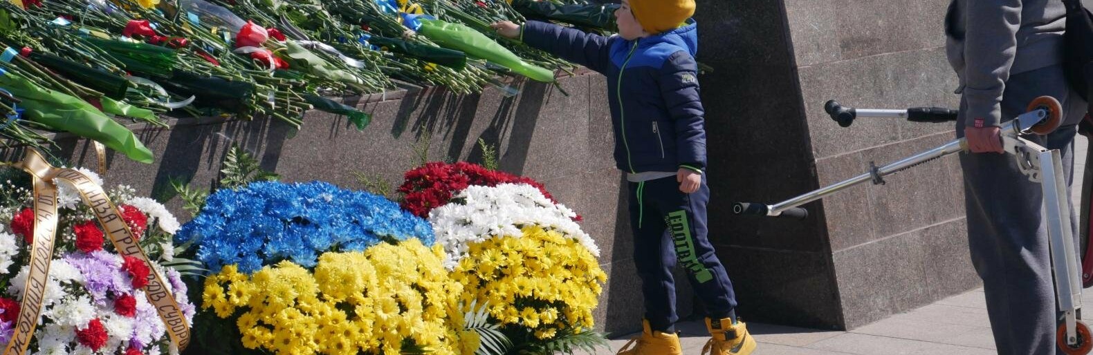 В День Освобождения Одессы возложили цветы к монументам боевой славы, - ФОТОРЕПОРТАЖ