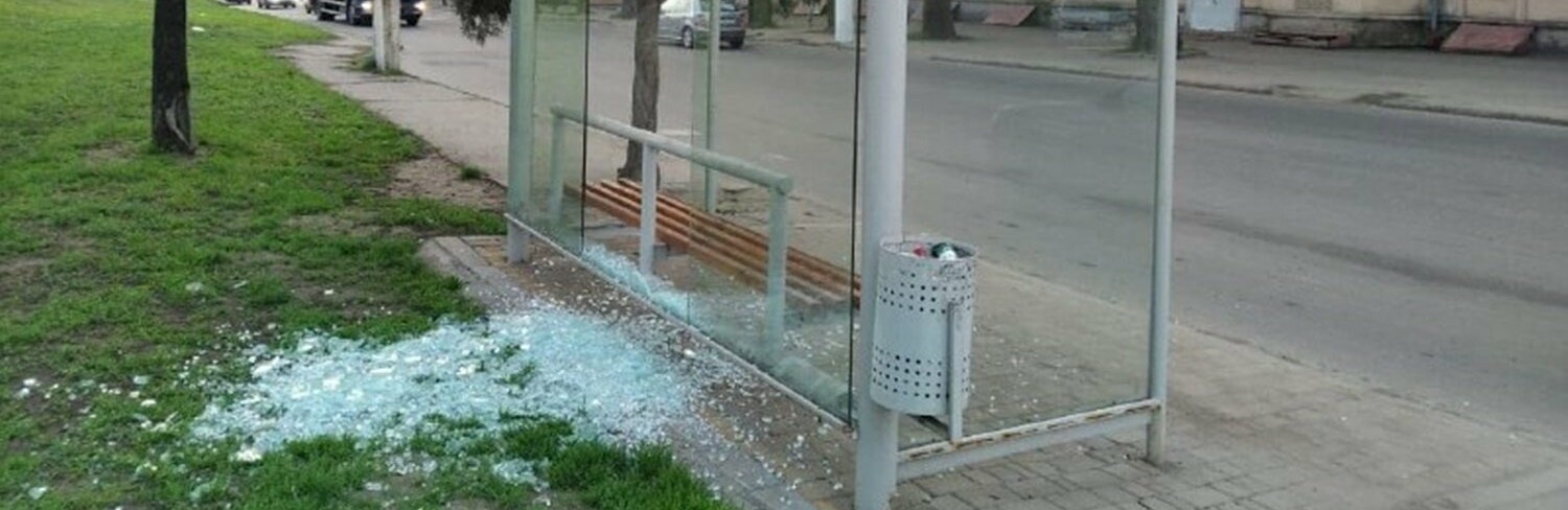В Одессе вандалы за две ночи разбили две стекляные остановки, - ФОТО