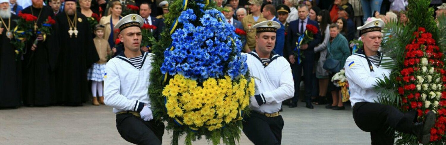 День победы над нацизмом: в Одессе к стеле «Крылья Победы» возлагают цветы, - СТРИМ