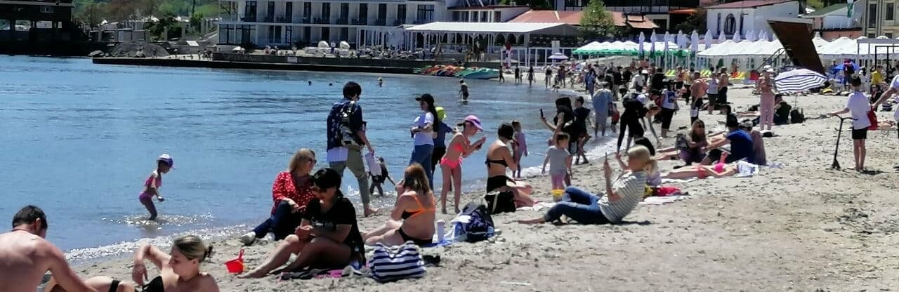 Парень купается в море. Черное море одесса. В одессе купался море я. Одесса море. Купаемся в одессе.