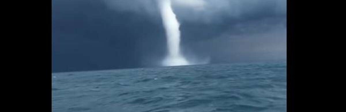 Возле Черноморска мощный смерч из моря поднимался прямо в небо,- ВИДЕО