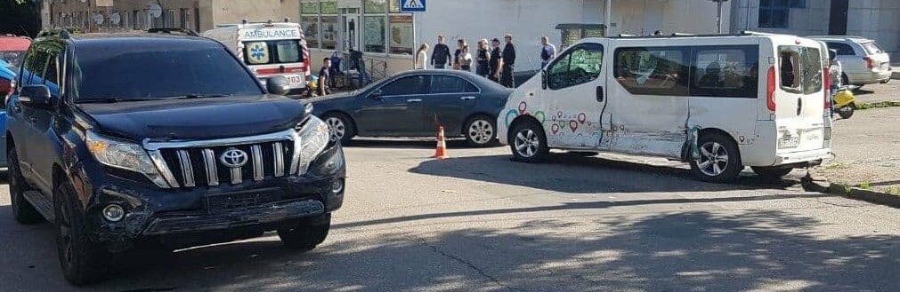 Ехал на красный: в Одессе столкнулись два автомобиля, есть пострадавшие, - ФОТО