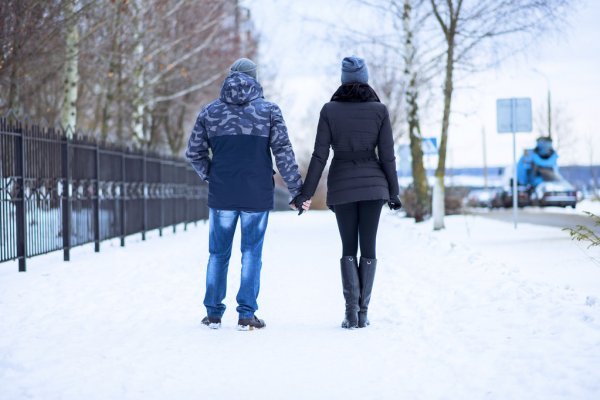 зимняя прогулка с девушкой по одесским улицам