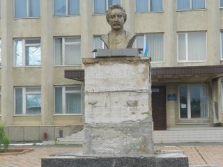 Пошкоджений пам'ятник Іванові Франку в Іванівці