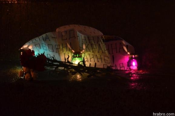 В Одессе зажгли огненный Герб Украины (ФОТО) (фото) - фото 1 В Одессе зажгли огненный Герб Украины (ФОТО) (фото) - фото 1