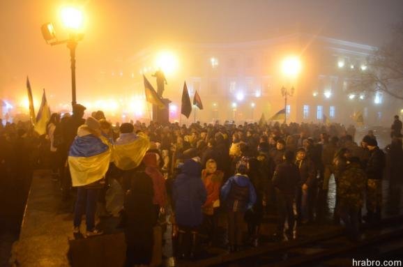 В Одессе зажгли огненный Герб Украины (ФОТО) (фото) - фото 1