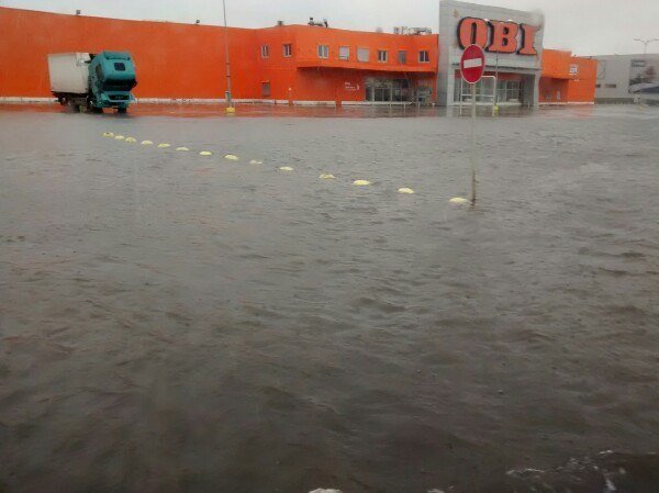 Под крупнейшим в Одессе торговым центром парковка ушла под воду (ФОТО) (фото) - фото 1
