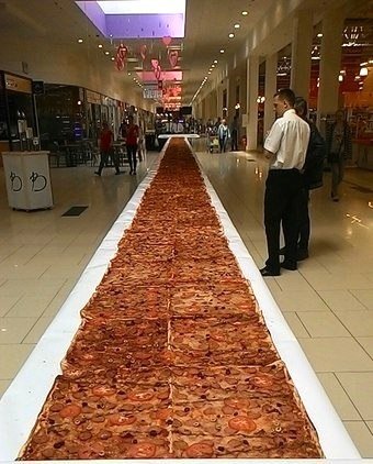 В Одессе испекли гигантскую пиццу (ФОТО) (фото) - фото 1 В Одессе испекли гигантскую пиццу (ФОТО) (фото) - фото 1