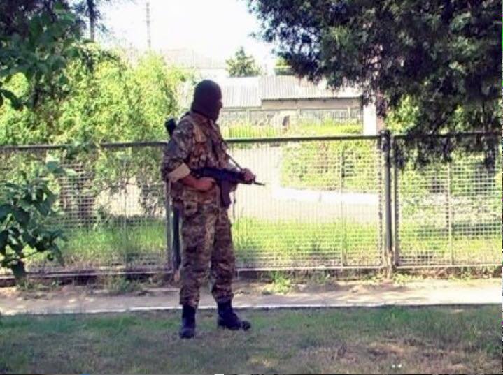 В Одесской области глава райсовета настраивал снайперскую винтовку из окна кабинета (ФОТОФАКТ) (фото) - фото 1