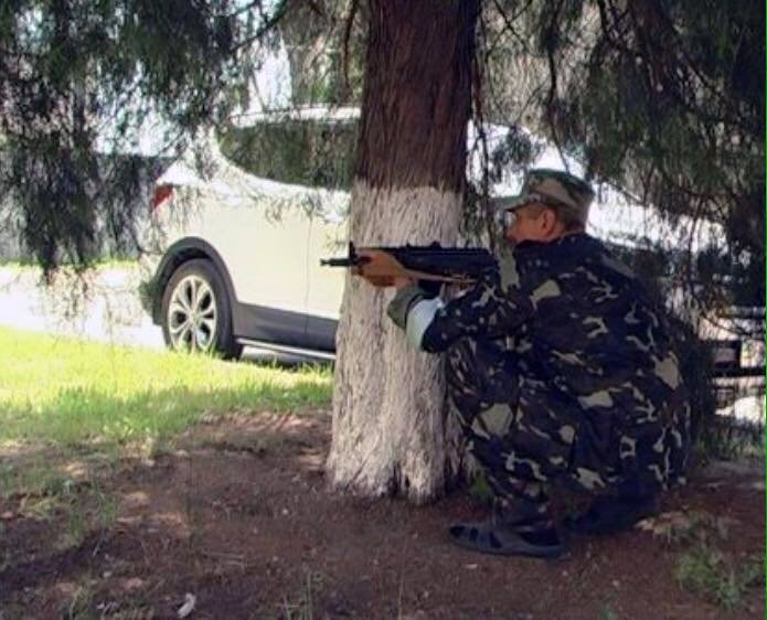 В Одесской области глава райсовета настраивал снайперскую винтовку из окна кабинета (ФОТОФАКТ) (фото) - фото 1