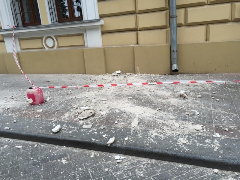 В центре Одессы под ноги прохожим рухнул карниз (ФОТО) (фото) - фото 1