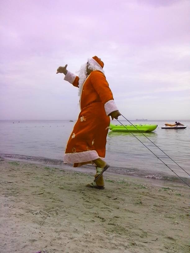 Фотофакт: На одесском пляже видели Деда Мороза с санками (фото) - фото 1