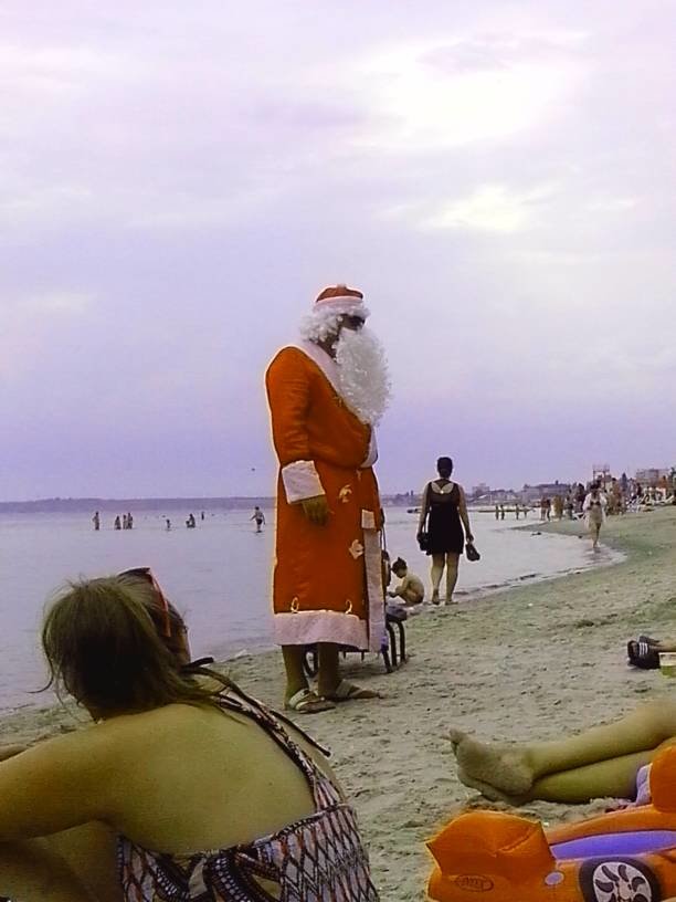 Фотофакт: На одесском пляже видели Деда Мороза с санками (фото) - фото 1