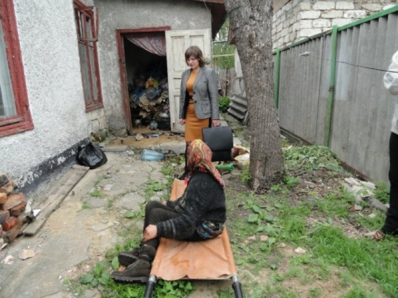 В Одесской области старушка забаррикадировалась в горах мусора (ФОТО) (фото) - фото 1
