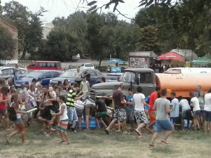 В Одесской области состоялось массовое водное сражение с участием пожарной машины (ФОТО, ВИДЕО) (фото) - фото 1