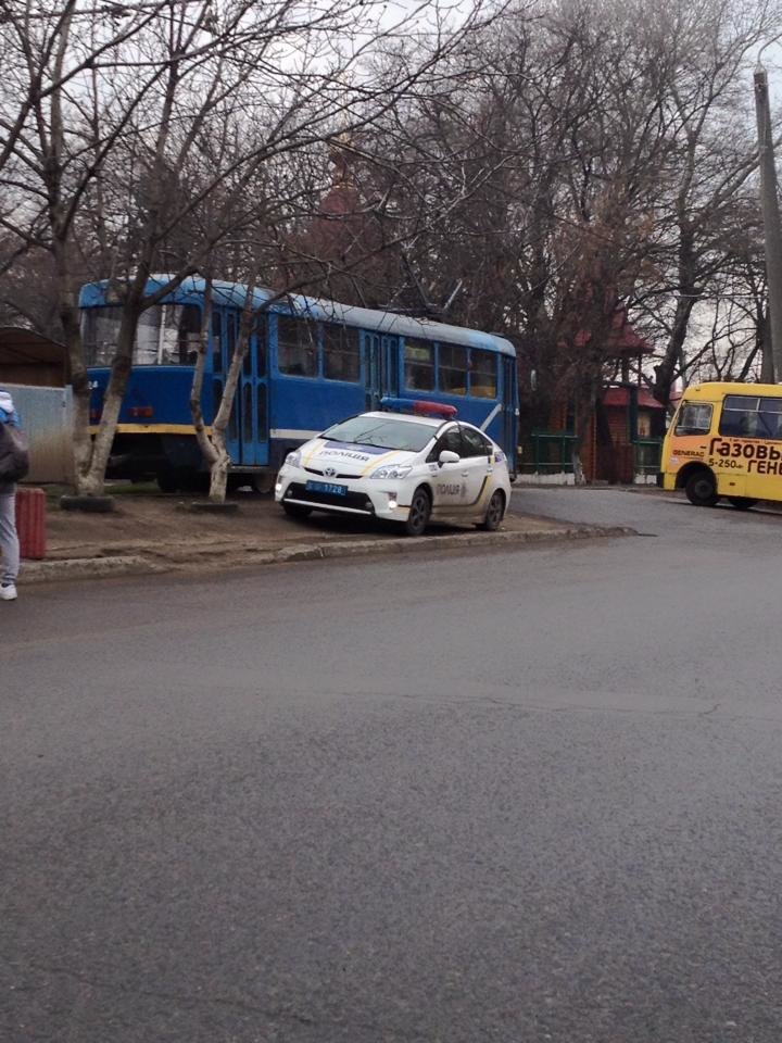 Ведут себя как цари: Одессит обнаружил полицейских, припарковавших авто в неположенном месте (ФОТО) (фото) - фото 1