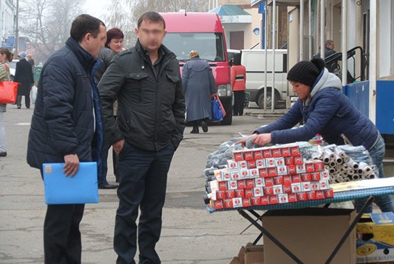 Под Одессой полицейские навели «шорох» на продуктовом рынке (фото) - фото 1
